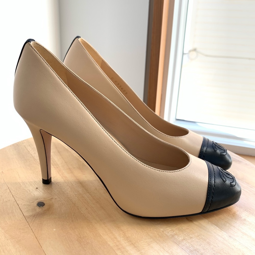 Kept unused New condition in box full set Chanel pumps size 36 lamb skin leather